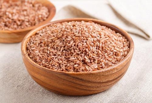 brown rice, weight management, healthy eating, whole grains, nutritional powerhouse, diet tips, healthy recipes, diabetes prevention, heart health, gut health, energy levels, sleep quality, arsenic, phytic acid, cooking tips, taste bud transformation, expert insights, white rice substitution, culinary versatility, nutrient-rich food.