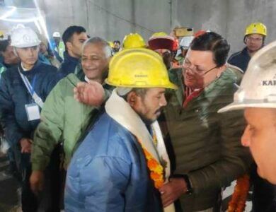 Uttarkarshi Tunnel Collapse, Rescued worker with CM Pushkar Dhami