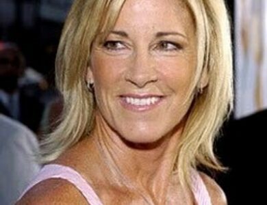 Chris Evert, ovarian cancer, cancer recurrence, early detection, robotic surgery, chemotherapy, Grand Slam, Australian Open, health awareness, CDC, family history, tennis legend, Jeanne Evert, holiday season.