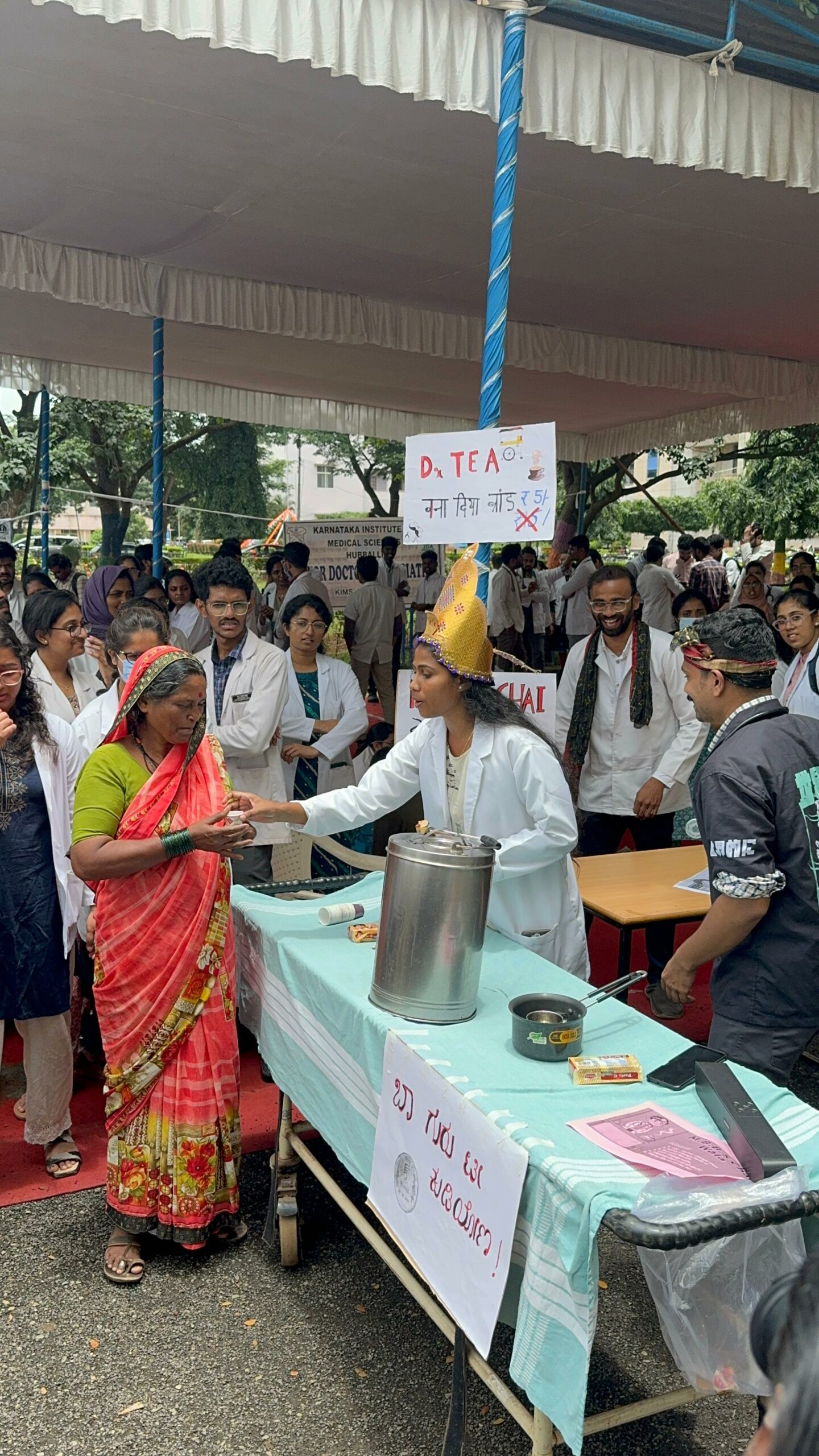 Resident doctors sell tea