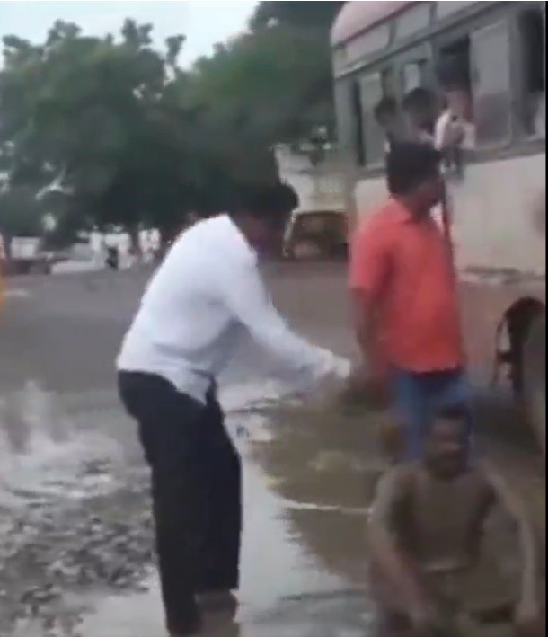 Viral Video CPI leader takes mud bath in Ahmed Nagar, Nagar